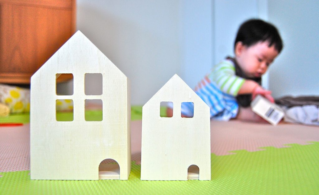 赤ちゃんと家の模型