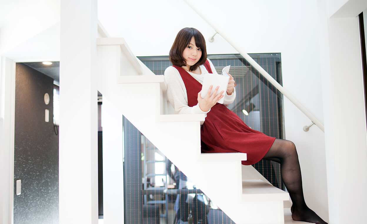 階段で読書する女性